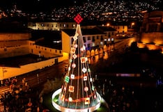 Encienden árbol navideño de 20 metros de alto en Cusco