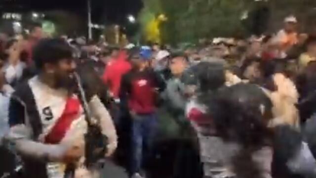 Hinchas de la ‘Bicolor’ protagonizan tenso enfrentamiento durante banderazo en Santiago 