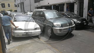 Auto se estaciona a la mitad de la calle y genera caos en el Centro de Lima (VIDEO)