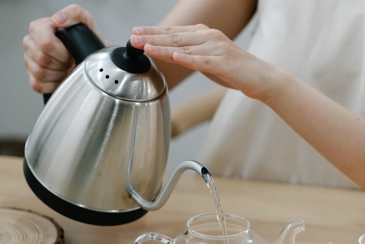 El hervidor de agua eléctrico debe ser limpiado con frecuencia para evitar la acumulación de cal o sarro y disfrutar tus bebidas sin dañar la salud. (Foto: Anna Pou / Pexels)