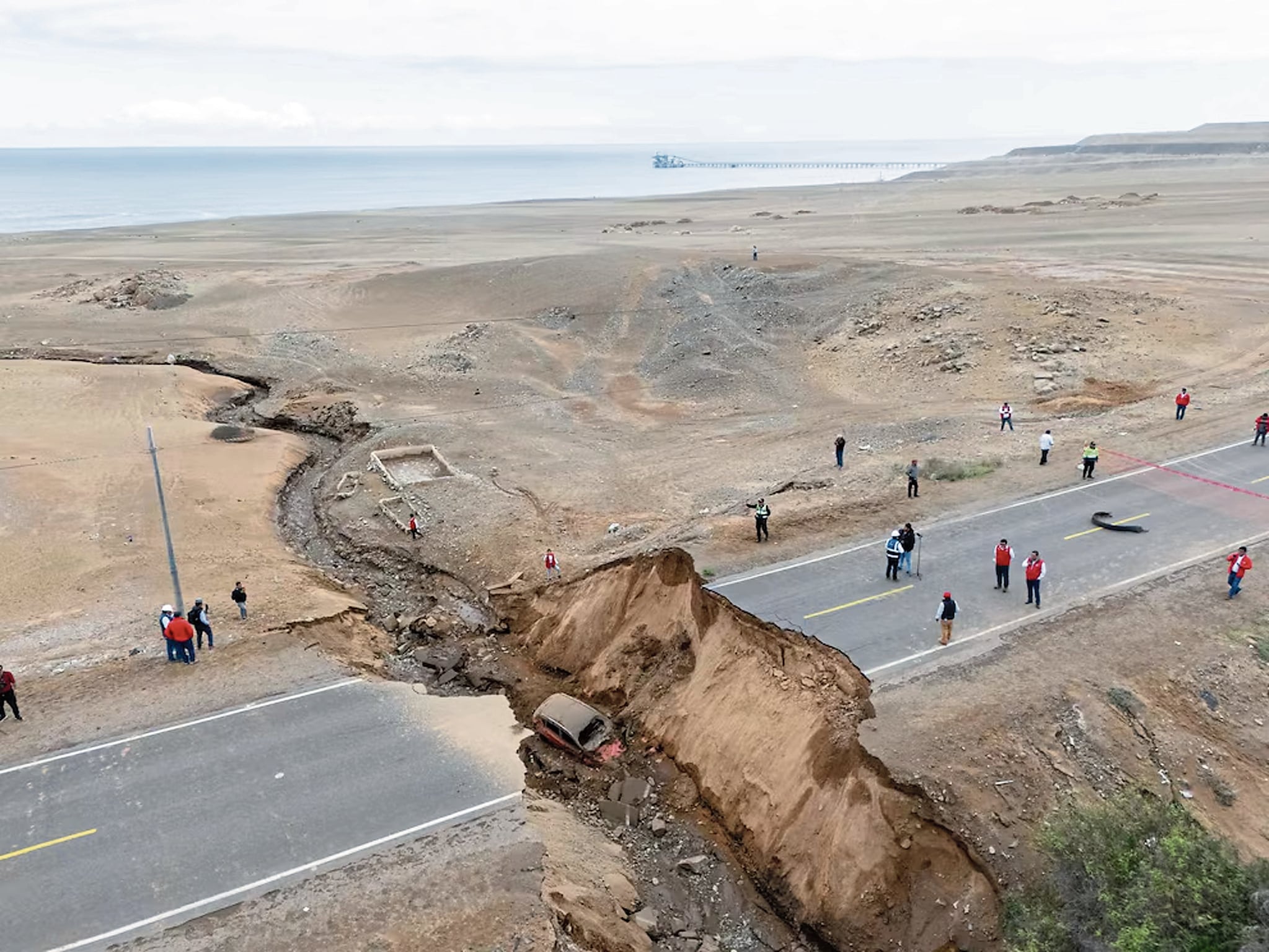 Vehículos varados en Arequipa y la pista rota en Moquegua, en esta vista, son un gran problema.