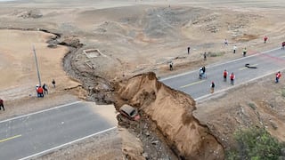 Lluvias destruyen carreteras Panamericana Sur y Costanera, cortada por quebrada activada