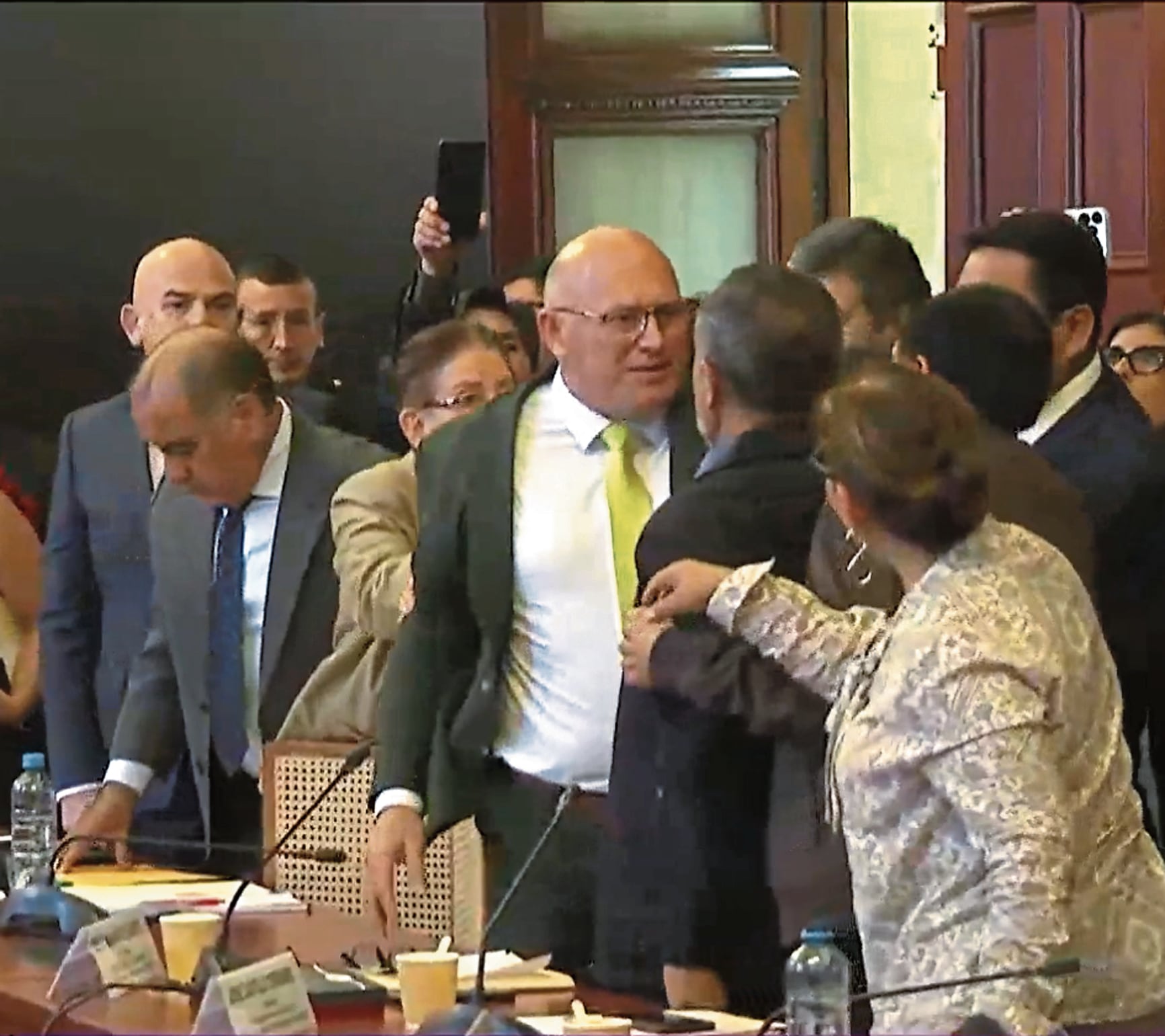 Senador Francisco Calisto pechó a Iber Maraví que enfrentaba verbalmente al ministro César Astudillo, quien inició todo al interrumpir a la senadora Ruth Luque.