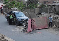 Mueren familiares al volcarse motokar y rodar desde 40 metros de altura