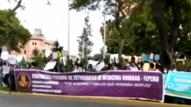 Estudiantes de medicina realizan plantón frente al Minsa para exigir inicio del internado 2022 | VIDEO 
