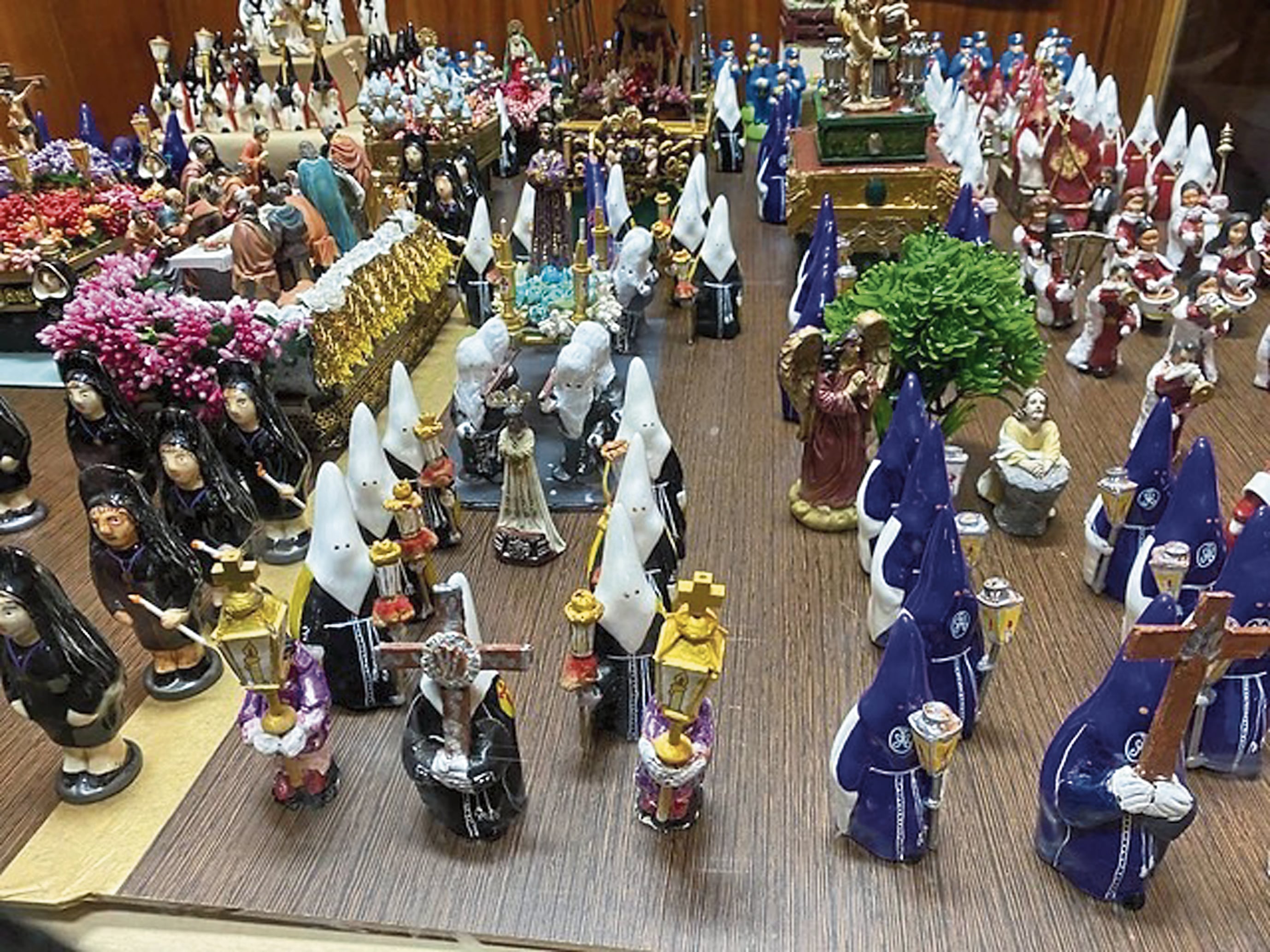El jubilado Paco Luis López confeccionó esta hermosa Semana Santa con figuras en miniatura.