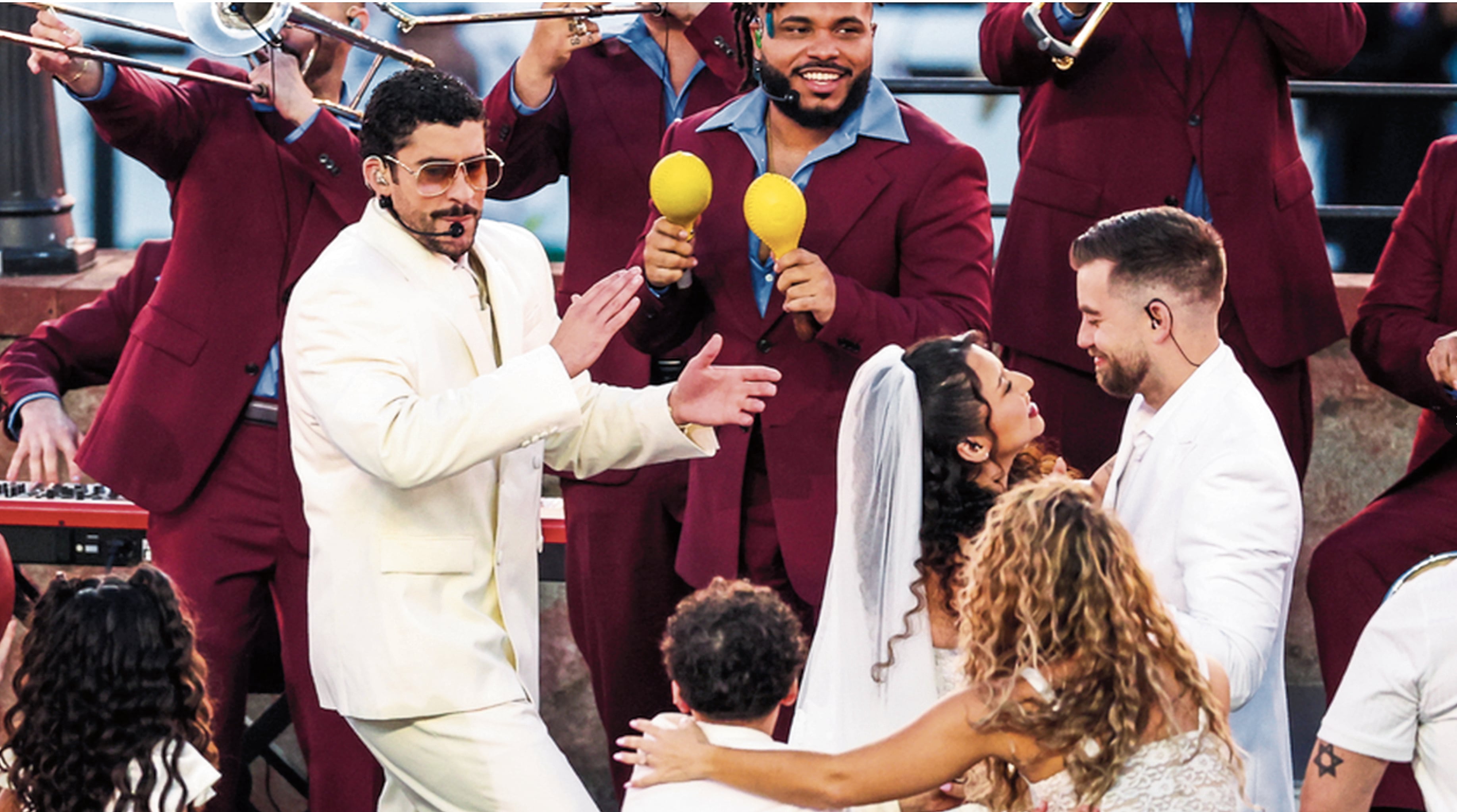 Bad Bunny, quien abrió su actuación con la frase “¡Qué rico es ser latino!”, fue testigo de la boda y cantó y bailó con los flamantes esposos.