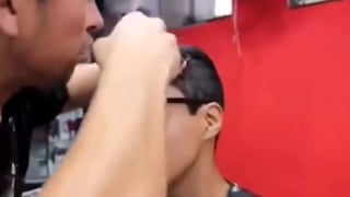 Barbero le hace el corte de cabello de Daddy Yankee a su cliente, pero no sale como quería
