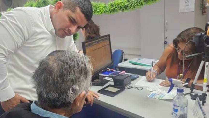 Alberto Fujimori acudió a Reniec acompañado por su abogado Elio Riera. Foto: Difusión