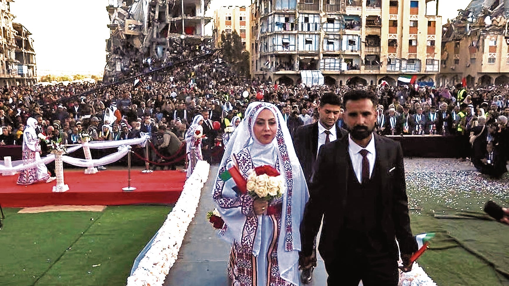 En medio de edificios destruidos, las parejas palestinas se prometieron amor eterno.