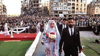 Palestinos celebran boda masiva en medio de escombros por ataques de Israel