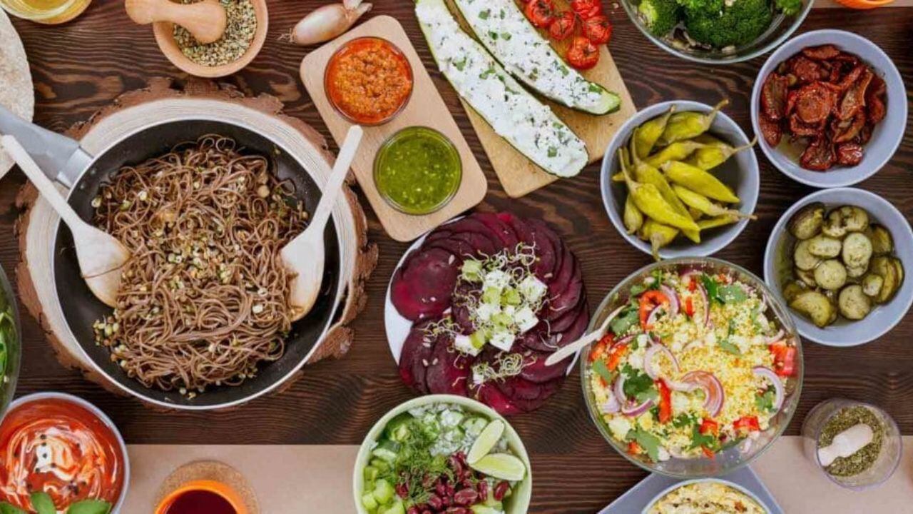 Desde asados de champiñones hasta guisos de lentejas y un sinnúmero de ensaladas y postres exquisitos. La cena navideña vegana puede sorprenderle.