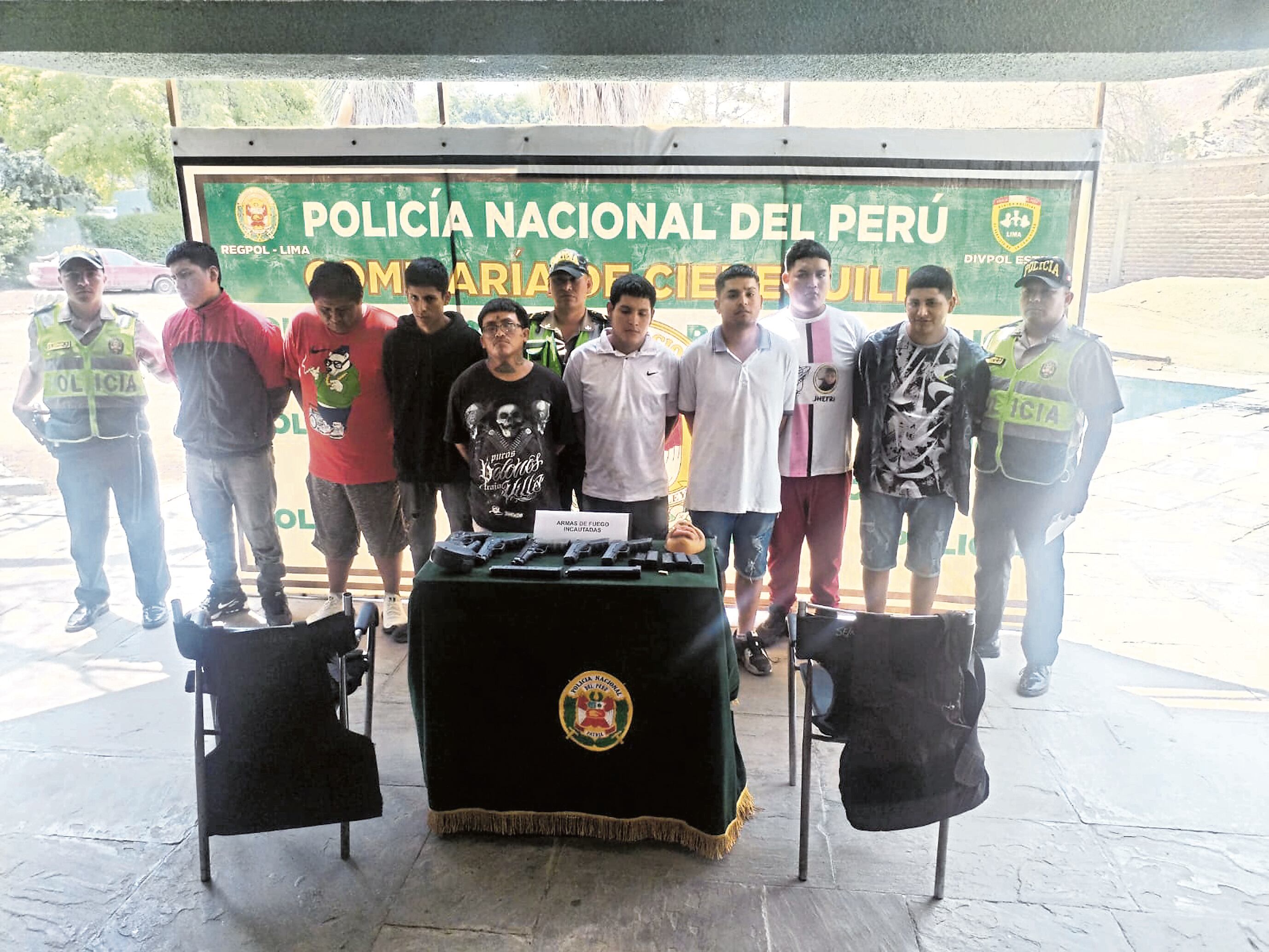 Se desplazaban en una combi y haciendo disparos.