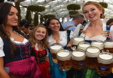 Alemanes beben cerveza sin parar al arrancar el festival del Oktoberfest
