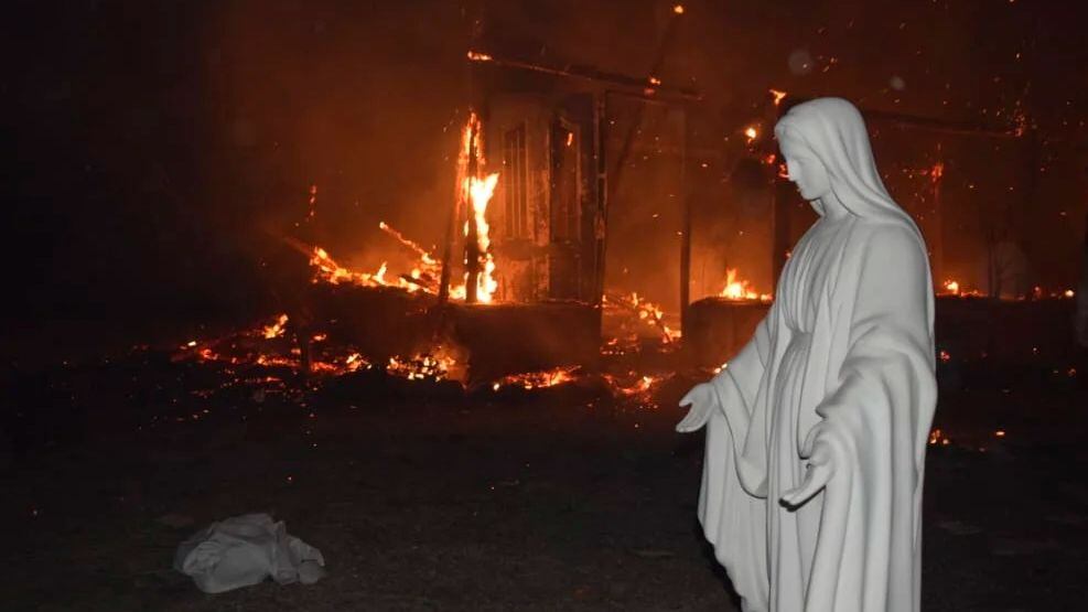 Virgen resultó ilesa ante voraz incendio.