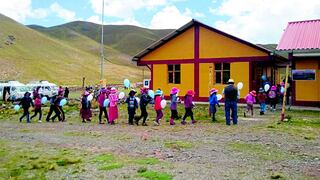 Escolares caminan diez kilómetros para captar señal de internet y poder estudiar en Puno