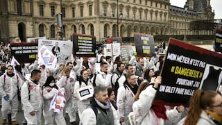 Manifestantes impidieron la apertura del Museo del Louvre en París | FOTOS