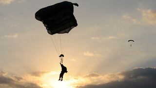 Paracaidista es salvado de la muerte tras recibir un brutal golpe en la cabeza mientras descendía 