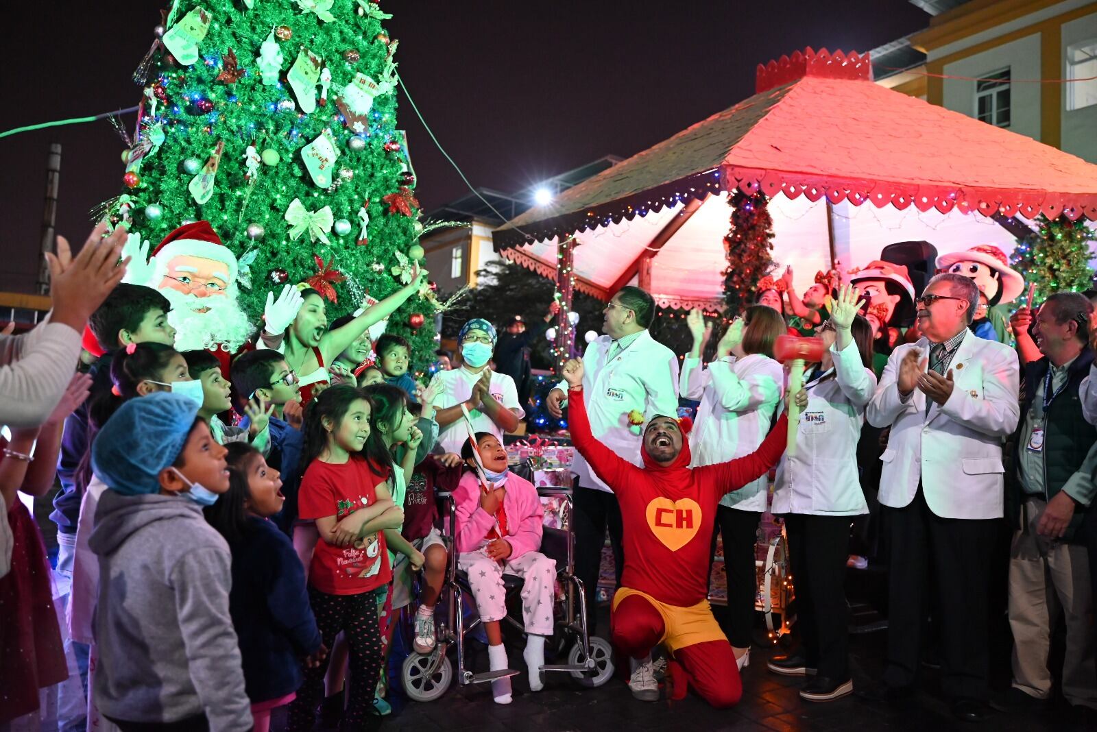 La magia de la Navidad ya se vive en el INSN Breña tras el encendido del árbol.