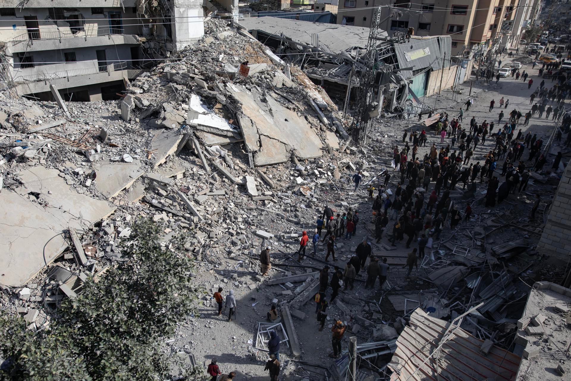 Los palestinos inspeccionan la zona después de un ataque aéreo israelí contra la Torre al Masry en el campo de refugiados de Rafah, en el sur de la Franja de Gaza, este 9 de marzo de 2024. EFE/EPA/HAITHAM IMAD
