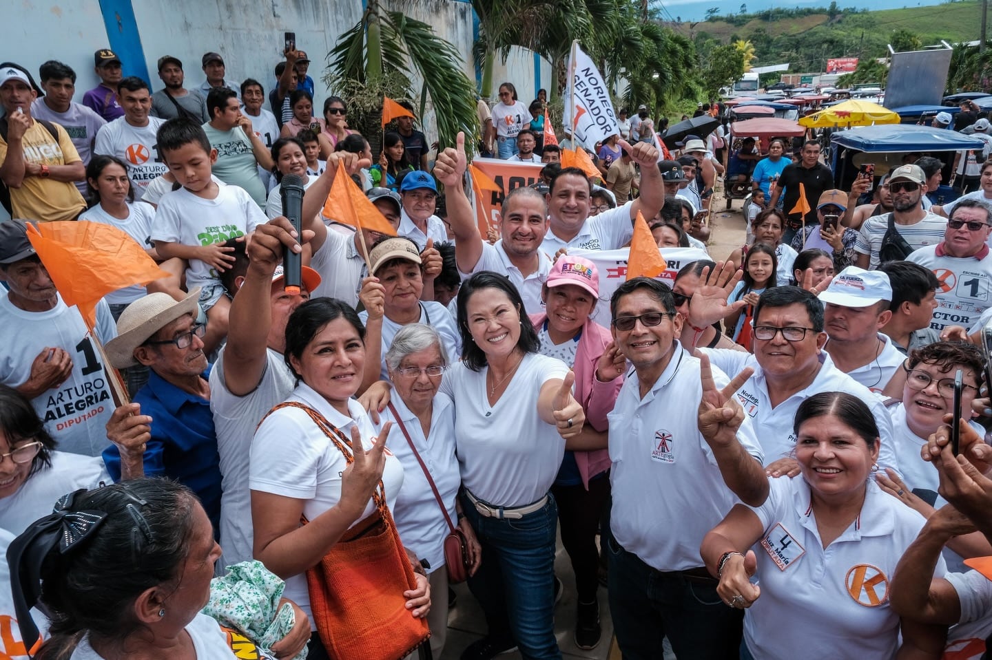 Keiko Fujimori, con su portátil, se siente segura en segunda vuelta.