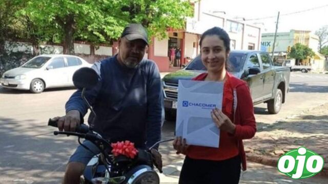 Joven regala moto a su padrastro por ayudarle a pagar dos carreras 