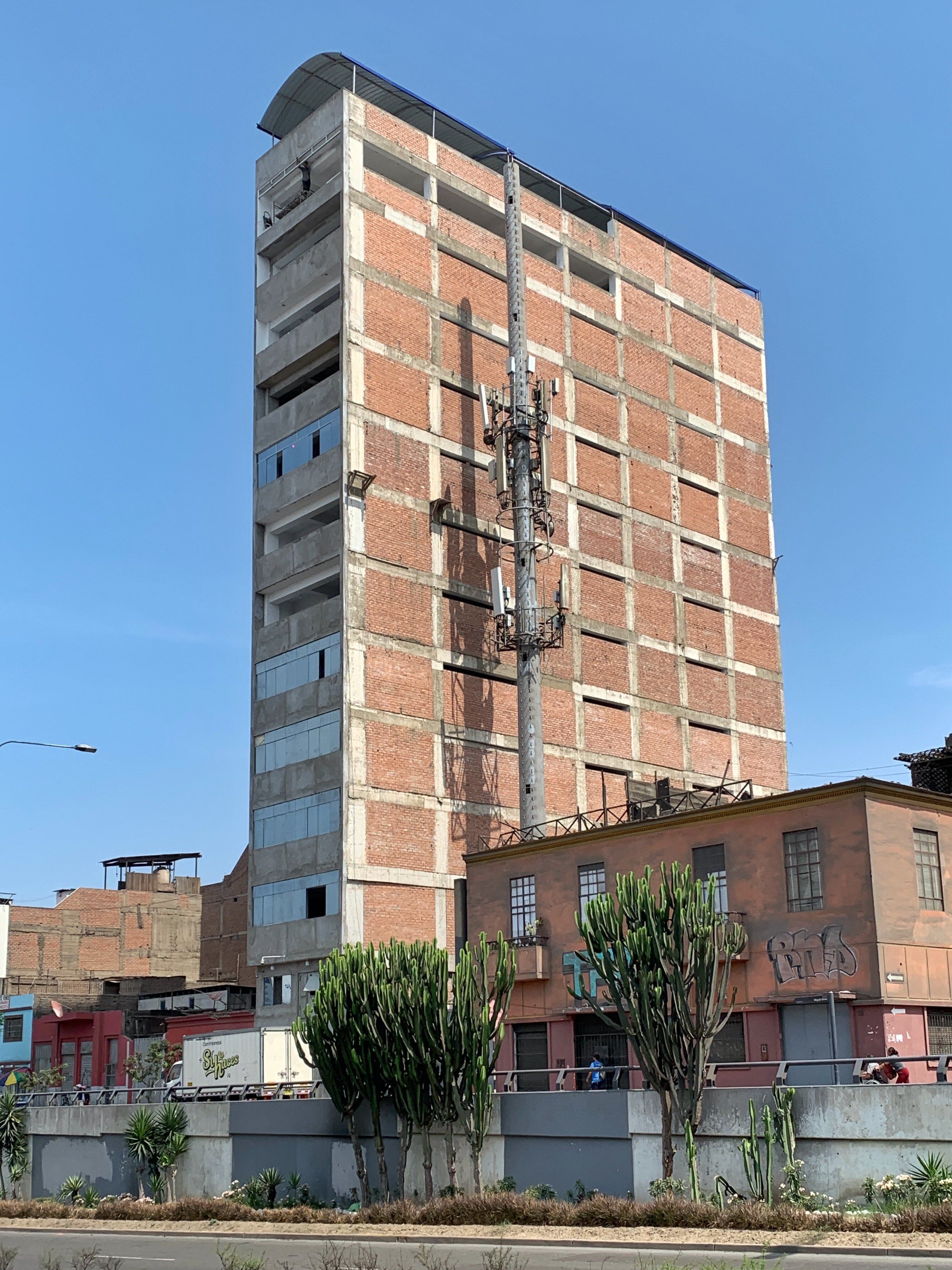 Edificio de 12 pisos ubicado en la cuadra 10 de la Avenida Grau. Fotos: Lima Antigua