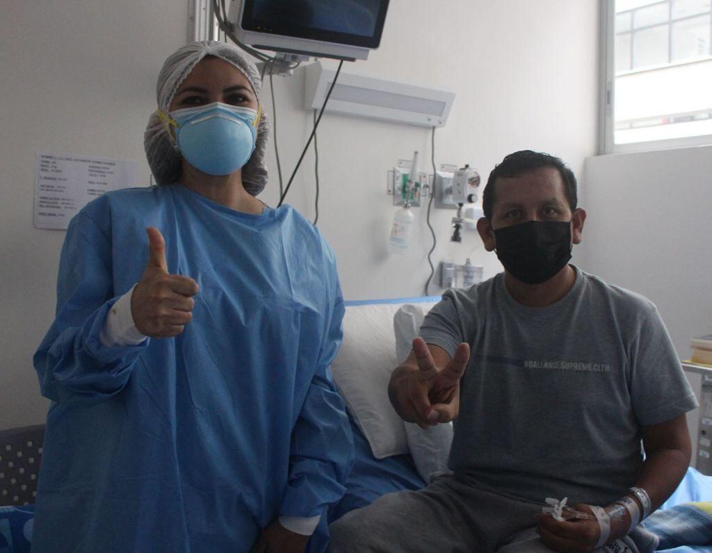 La doctora Cecilia Guardia junto a uno de sus pacientes.