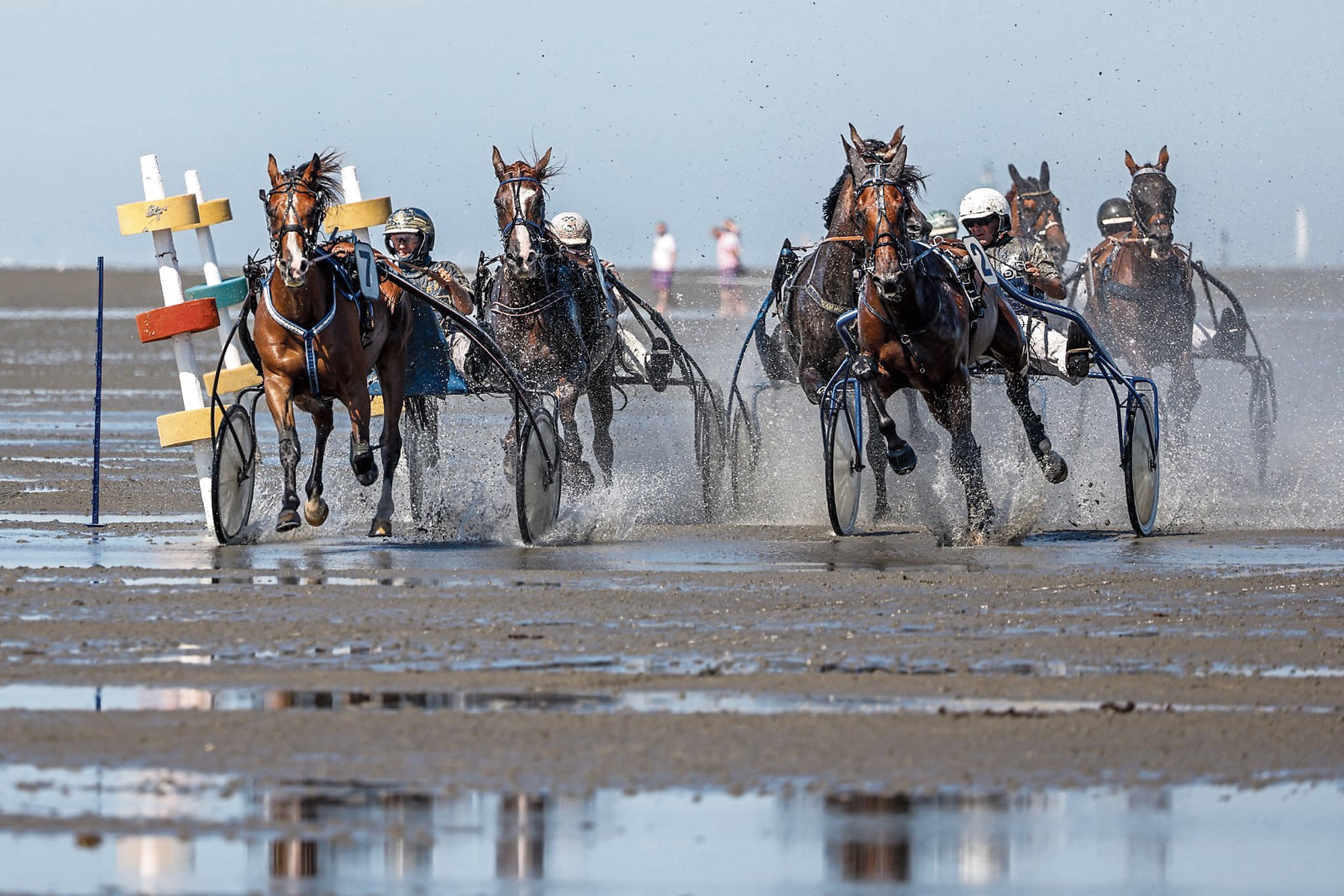 La carrera de caballos sobre el lecho marino, cuando hay marea baja, resulta impresionante. Foto AFP