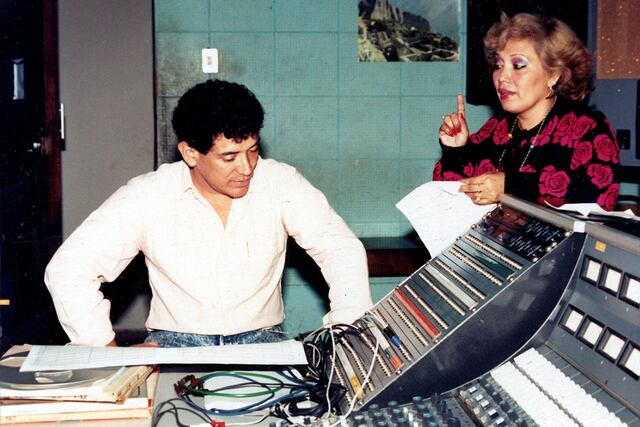 En 1975, publica como solista y en 1976, realiza el remake del tema estadounidense  "Tell Laura I Love Her", con letra en Español y consigue su mejor venta a nivel internacional como cantante, con su versión titulada "Dile que la quiero". Fue el primer peruano que logró clasificar en el Festival de Viña del Mar, 1975 (Dónde estás querida mía) y 1976 (Juan Salvador Gaviota). Foto: GEC Archivo Histórico