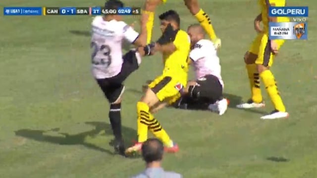 Jesús Barco recibe tarjeta roja tras dar patada en el rostro a jugador del Cantolao | VIDEO