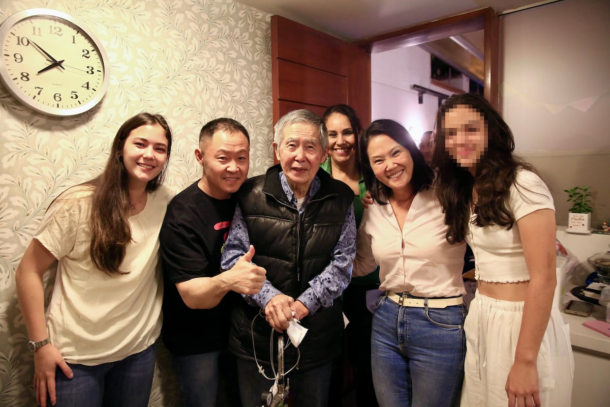 Alberto Fujimori y su familia tras su liberación gracias a cuestionado indulto.