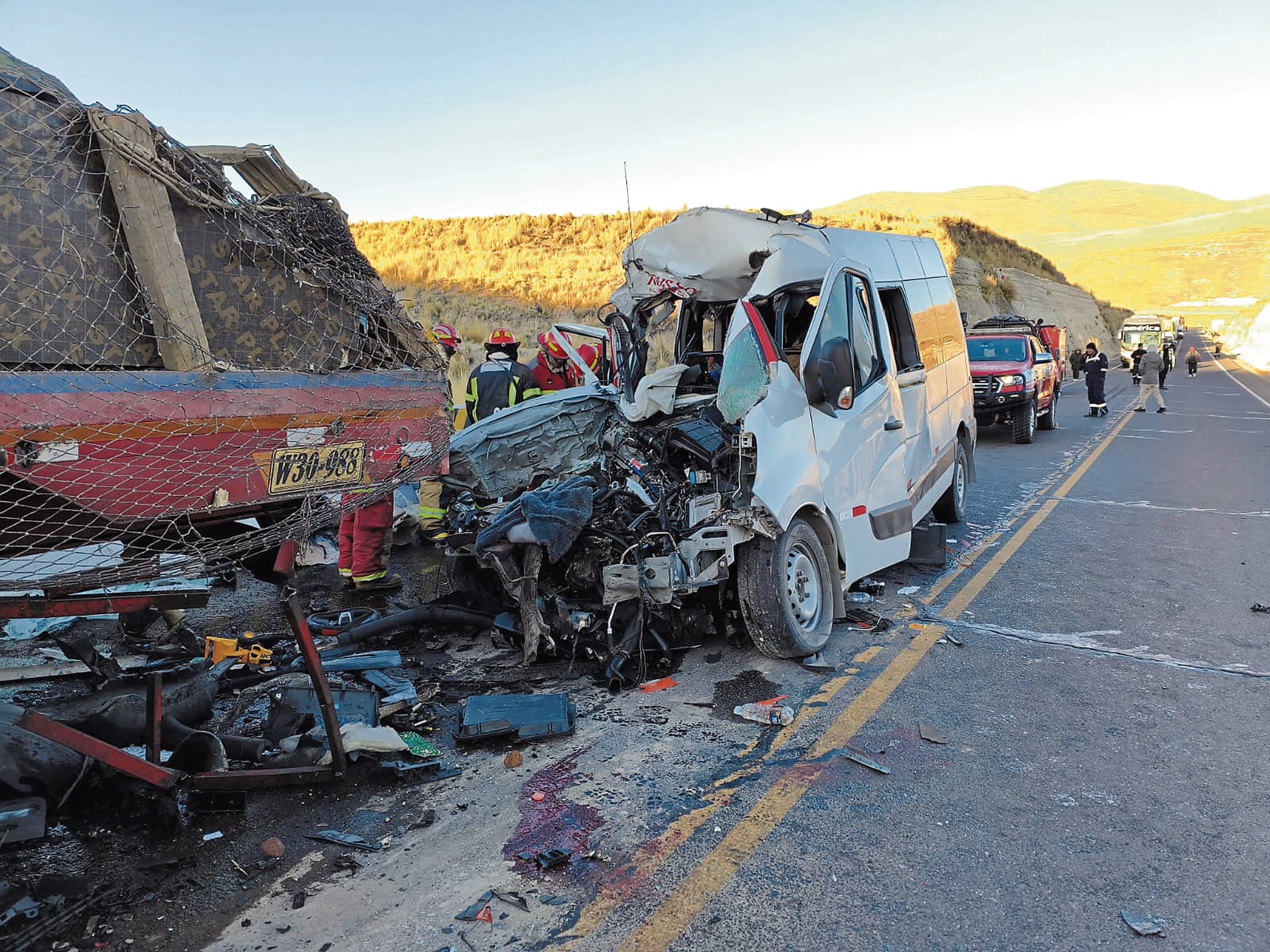 Terrible accidente cobró la vida de pasajeros de la miniván que chocó al tráiler alrededor de las 2 de la madrugada de este sábado.