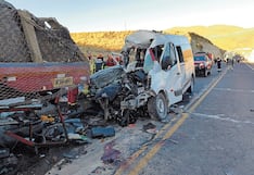 13 mueren al chocar miniván a tráiler estacionado de madrugada en carretera