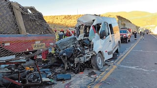 13 mueren al chocar miniván a tráiler estacionado de madrugada en carretera