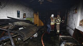 El Agustino: ​Incendio arrasa con cochera, una casa y asusta a vecinos [FOTOS] 