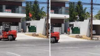 Obreros aplican trabajo en equipo para subir costales de cemento (VIDEO)