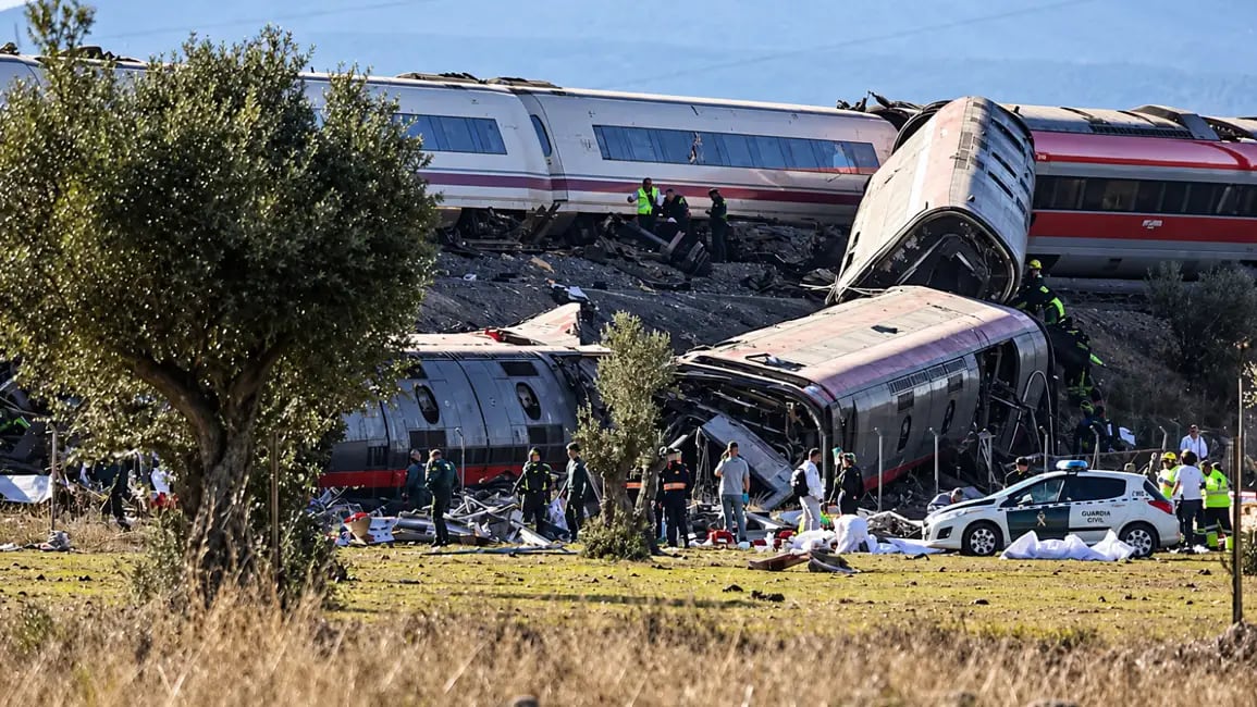 España esta conmocionada por el accidente que vuelve a teñir de sangre al sistema ferroviario.