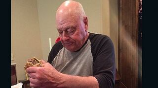 ​Twitter: imagen de un abuelo esperando a sus nietos se convierte en viral