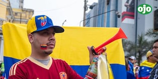 Decenas de venezolanos llegaron a los exteriores de la embajada de Venezuela en Lima para celebrar la captura de Nicolás Maduro. FOTO: GEC