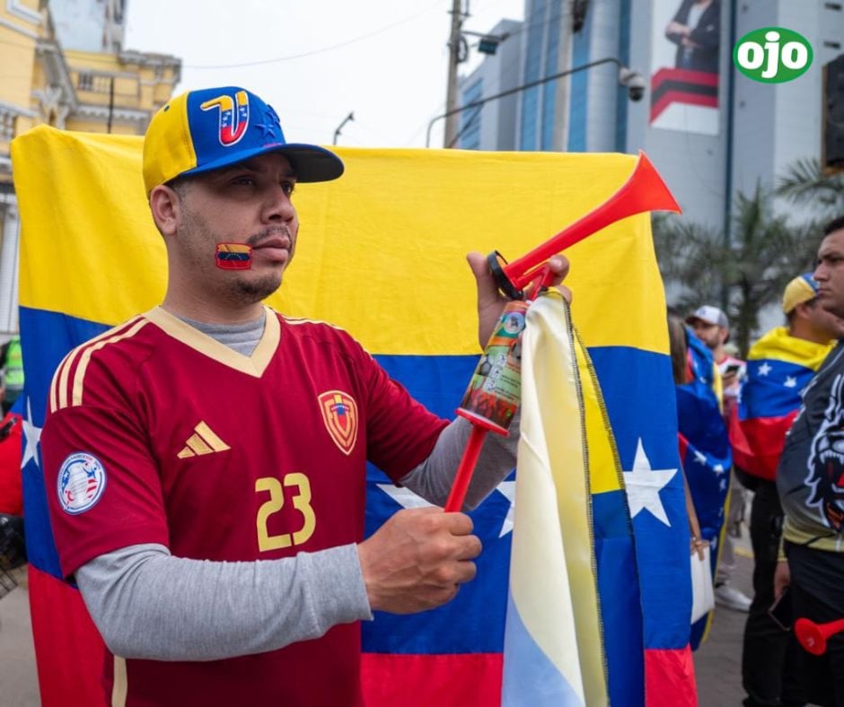 Decenas de venezolanos llegaron a los exteriores de la embajada de Venezuela en Lima para celebrar la captura de Nicolás Maduro. FOTO: GEC