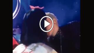 Miley Cyrus y Katy Perry se besaron durante concierto [VIDEO]