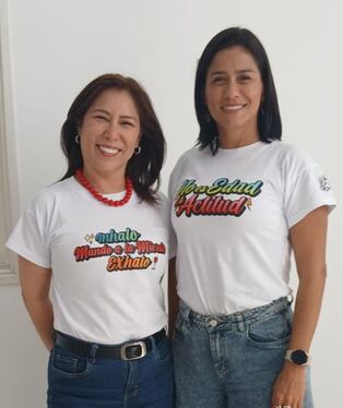 Todos los martes a las 8 de la noche estrenan programa en su canal de YouTube. Los polos que lucen son parte de los productos que ofrecen en sus redes sociales. FOTO: GEC