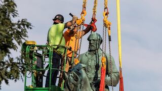 En medio de aplausos, retiran la estatua del general Robert E. Lee, símbolo del supremacismo blanco en EE.UU. | FOTOS