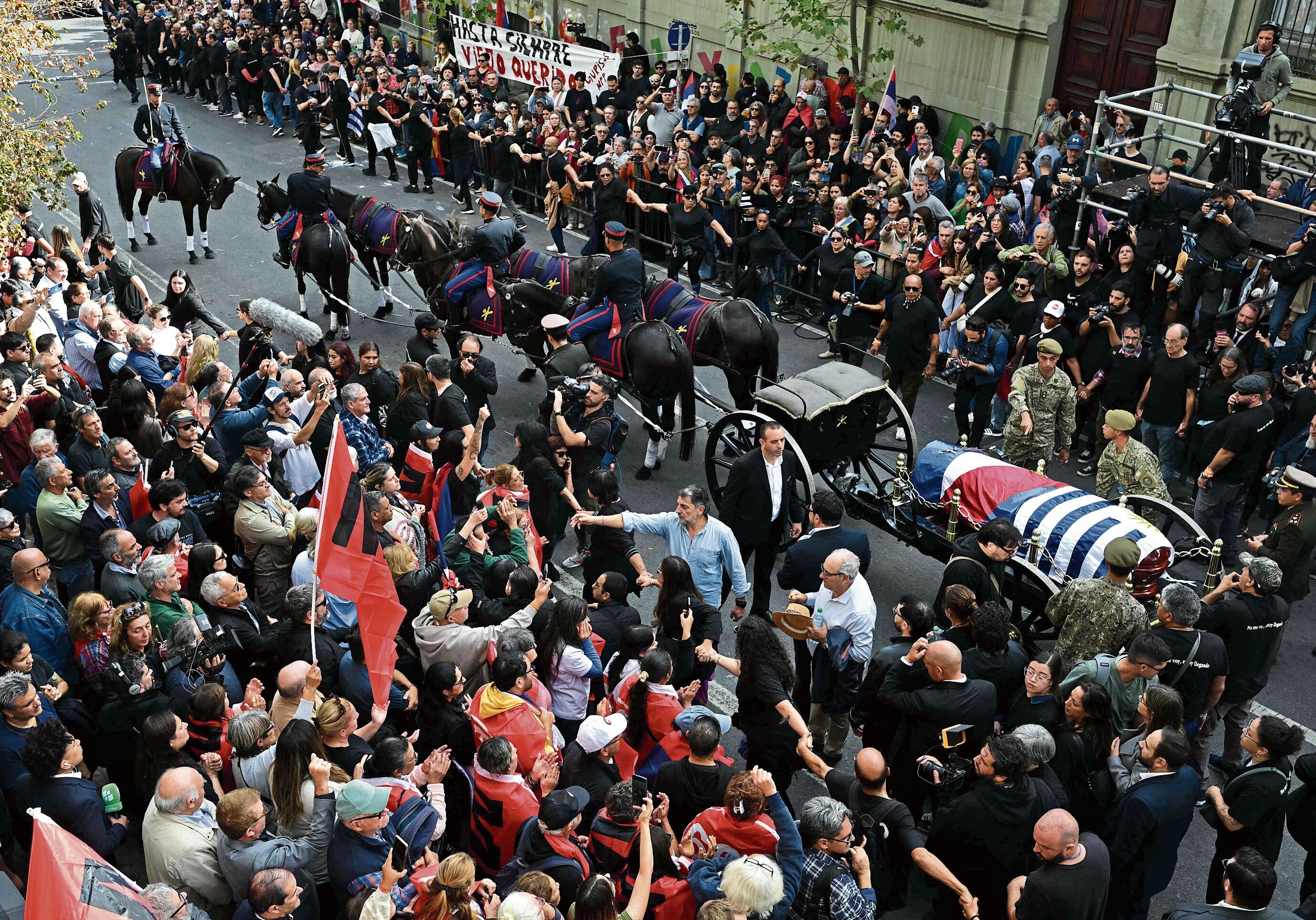 El expresidente uruguayo José “Pepe” Mujica es despedido por el pueblo uruguayo.
