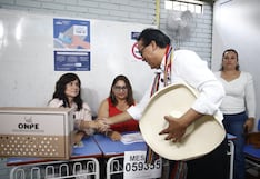 Roberto Sánchez emitió su voto con sombrero en mano