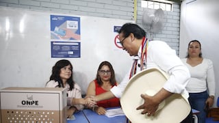 Roberto Sánchez emitió su voto con sombrero en mano