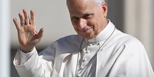El papa León XIV saluda a la multitud desde su papamóvil durante la audiencia general semanal en la Plaza de San Pedro en el Vaticano, el 2 de septiembre de 2026. (Andreas SOLARO / AFP)