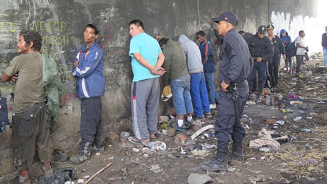 Cercado de Lima: Intervienen a sujetos con droga debajo del puente Huánuco [VIDEO]  