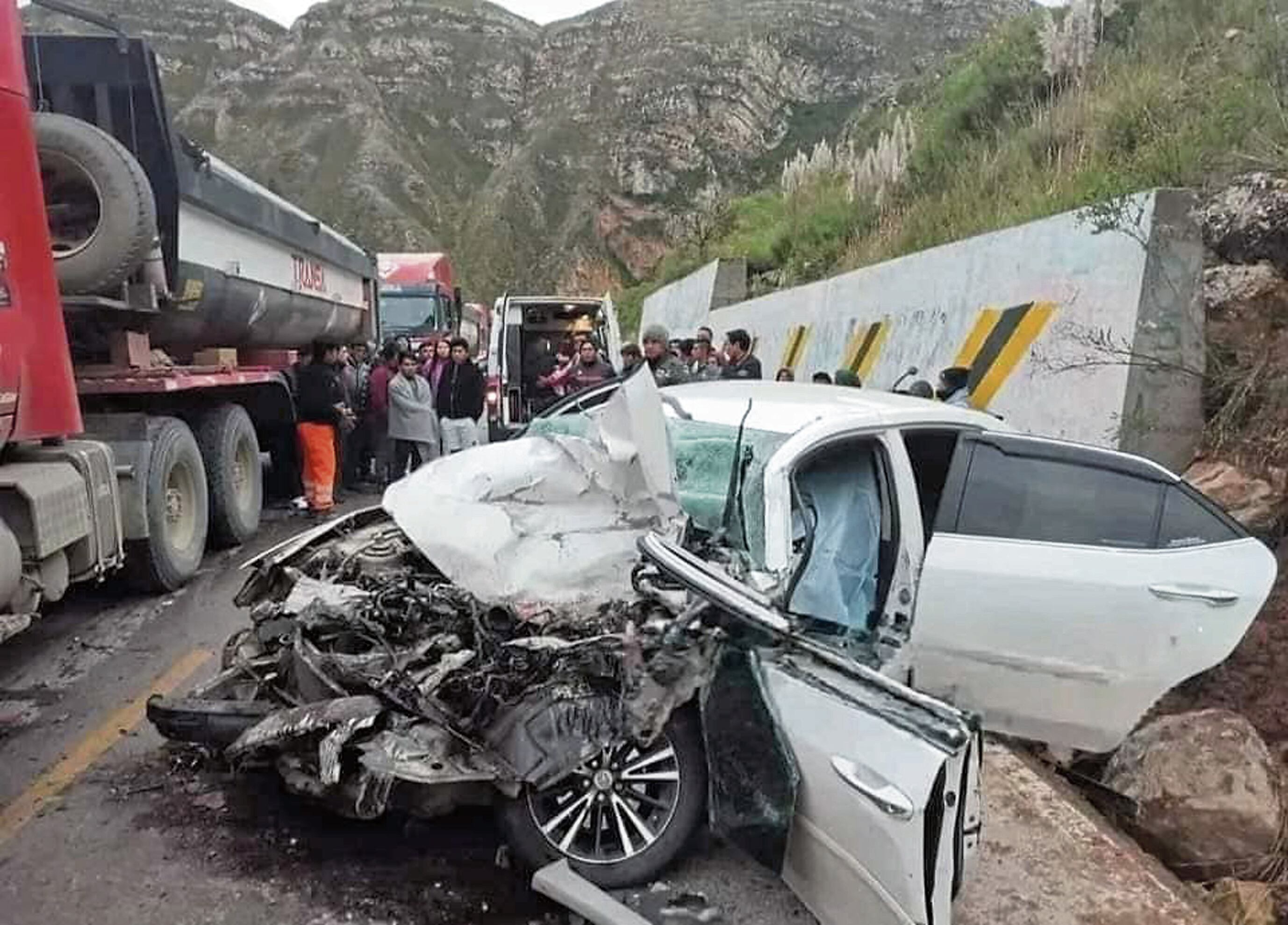 Auto con cinco ocupantes iba con exceso de velocidad.